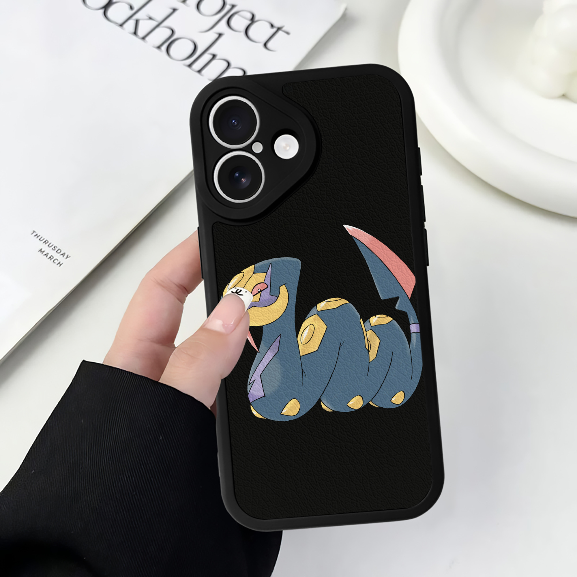 （画像用） ポケットモンスター Pokémon 【iPhone 16シリーズ対応】シリコンスマホケース（レザー調） 材質：シリコン